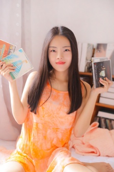 不知火舞和三个小男孩,神秘少女逗笑三个小男孩,欢乐时光逗趣多